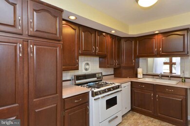 402 Orleans Cir SW, Vienna, VA 22180 - photo 5