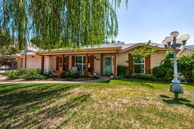 1604 Oak Creek Dr, Hurst, TX 76054 - photo 2