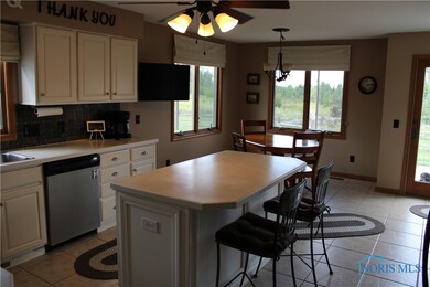 kitchen w/island-breakfast bar