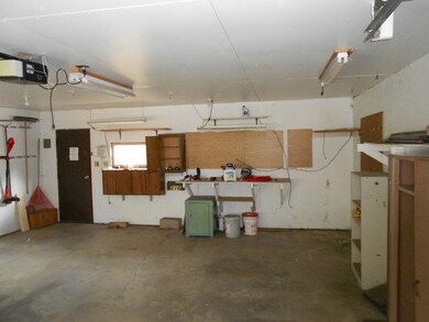 2nd View of Garage<|><|>