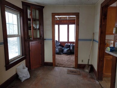 13 Edgewood St, Claremont, NH 03743 - photo 5