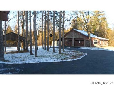 Parking Lot/Garage Huge garage, nice blacktop driv