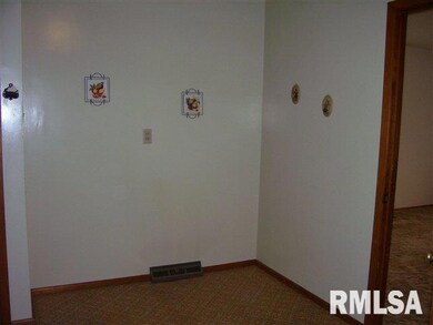 190 Welch Dr, Lincoln, IL 62656 - photo 5