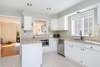 8 Tulip St Cos Cob CT 06807-large-014-01