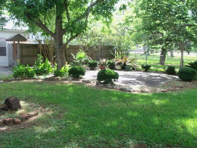 106 Pearl St, Brazoria, TX 77422 - photo 4