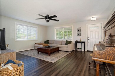 712 Maple St, Central Point, OR 97502 - photo 4