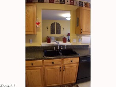 Kitchen - Nice pass through from Kitchen to Family