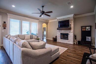 319 Oar Wood Dr, Granbury, TX 76049 - photo 5