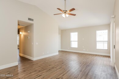 003-photo-living-room-12899488