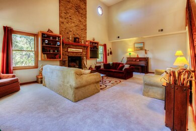 1521 Field View Rd-large-004-8-Living Ro