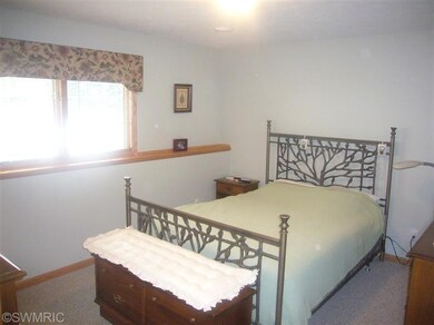 2046 Bryceway Ct NE, Grand Rapids, MI 49505 - photo 5