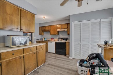 912 Pineland Ave unit 11, Hinesville, GA 31313 - photo 2