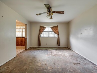 Empty room with ceiling fan