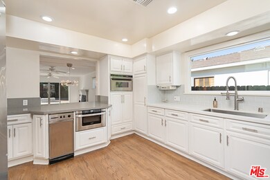 21208 Martinez St, Woodland Hills, CA 91364 - photo 4