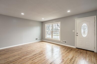 9317 Hudson Ln, Louisville, KY 40291 - photo 6