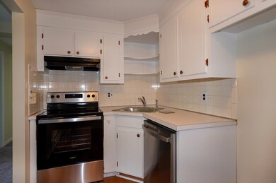 10 Hallmark Gardens unit 1, Burlington, MA 01803 - photo 2