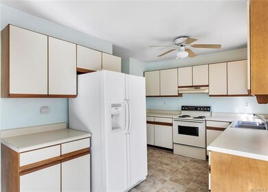 Refrigerator conveys