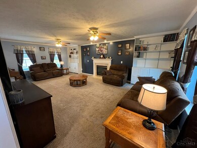 LARGE Great/Living Room