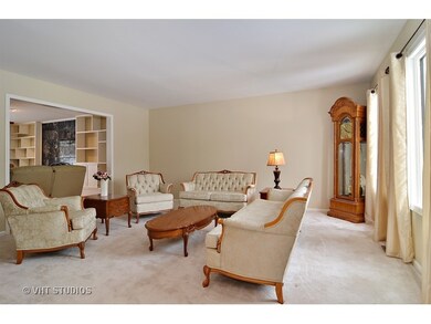 10164 Meadow Ln, Des Plaines, IL 60016 - photo 3