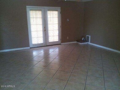5th Ave Living area