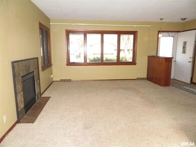 37 Parklane Cir, Bettendorf, IA 52722 - photo 2