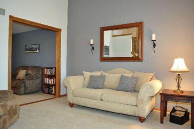 147 Pine Hill Ct, North Aurora, IL 60542 - photo 2