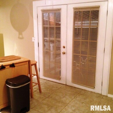 2010 W 34th St, Davenport, IA 52806 - photo 7