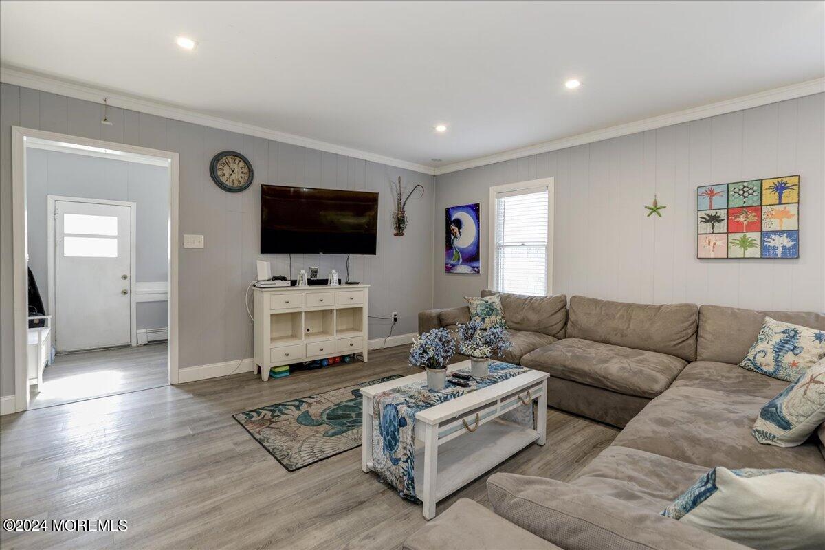 15-213WArverneAve0015