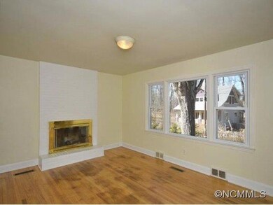 Large LR with FIREPLACE!