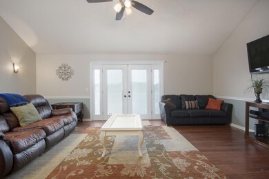 019-Living Room-MLS