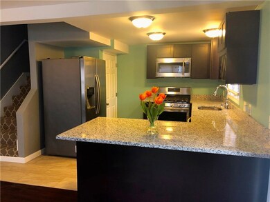full kitchen with peninsula