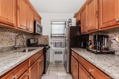 2 Fisher Dr unit 418, Mount Vernon, NY 10552 - photo 4