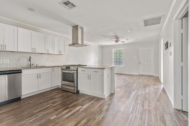 2045 W Blum St unit B, Alvin, TX 77511 - photo 7