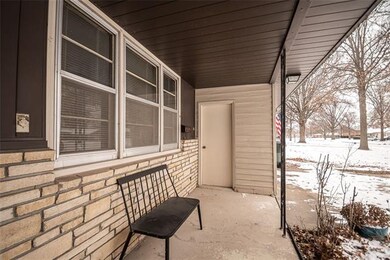 Nice little covered front porch.