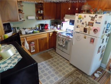 205 Luke St, Hugheston, WV 25110 - photo 6