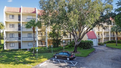 2500 Presidential Way unit 302, West Palm Beach, FL 33401 - photo 2