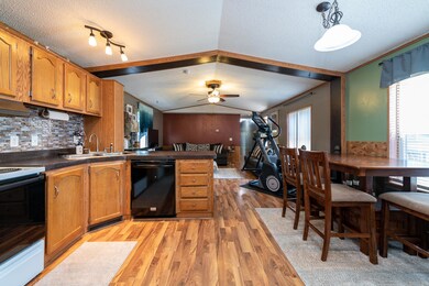 206 E Deer St, Mandan, ND 58554 - photo 2