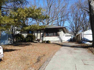 1216 Madison St, Cedar Falls, IA 50613 - photo 2