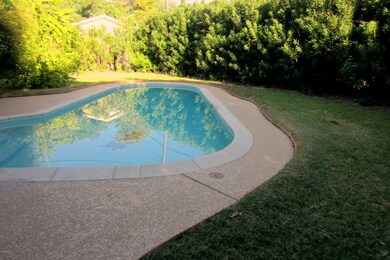 27 E Palmcroft dr Pool
