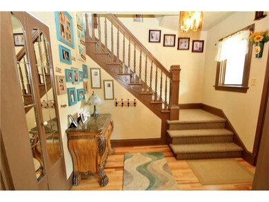 Entry/Foyer.
