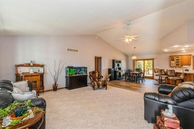 2706 31st St SW, Cedar Rapids, IA 52404 - photo 2