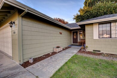 928 Pittview Ct, Central Point, OR 97502 - photo 2