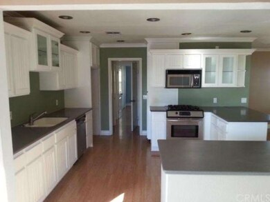KITCHEN WITH STAINLESS STEEL APPLIANCES