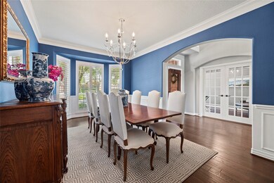  Elegant crown molding, a statement chandelier, en