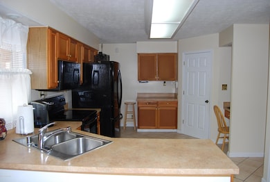 7512 Newton Dr, Louisville, KY 40228 - photo 5