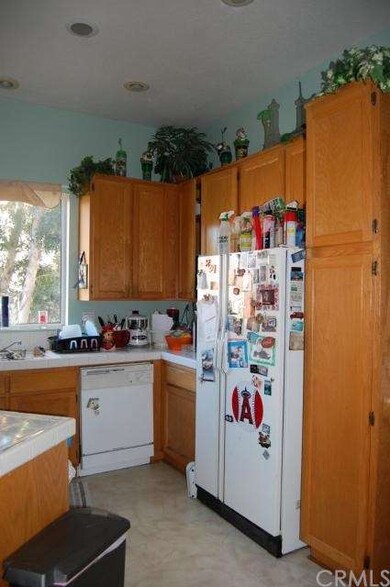 LIGHT AND BRIGHT, SPACIOUS KITCHEN WITH EAT-IN COU