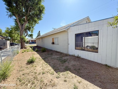 90 5th side yard 2