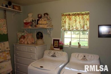 410 Mayfair Dr, Lincoln, IL 62656 - photo 5