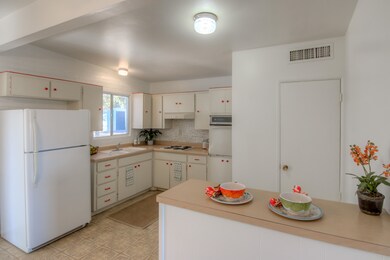 16 Kitchen photo c
