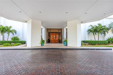 Porte cochere at main entrance